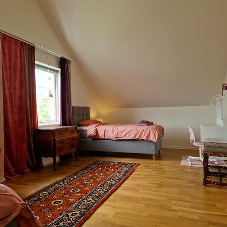 Lila Rummet - Rum Naera Bad Och Centrum, 1 Tr Upp - Saengklaeder & Handdukar Ingar Färjestaden Exterior foto